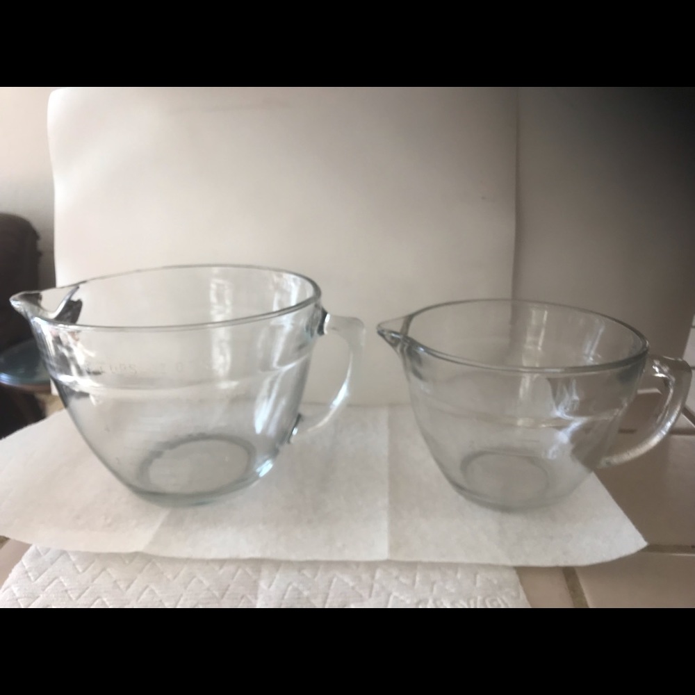 Pampered Chef Glass mixing batter 1 and 2 quarts